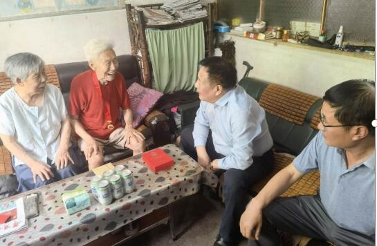 集團領(lǐng)導看望慰問老黨員老干部